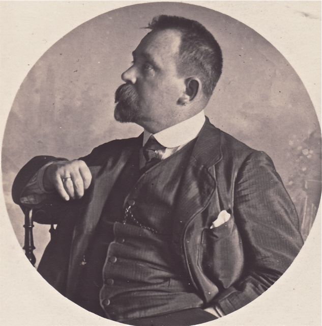 Ernest Vereertbrugghen, terwijl hij aan het nadenken is hoe hij uit die vicieuze cirkel kan komen.