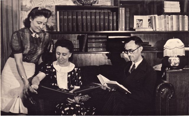 Vader las een diep stichtelijk boek terwijl moeder en de buurvrouw euh... foto's bestudeerden van interessante activiteiten tussen mannen en vrouwen.