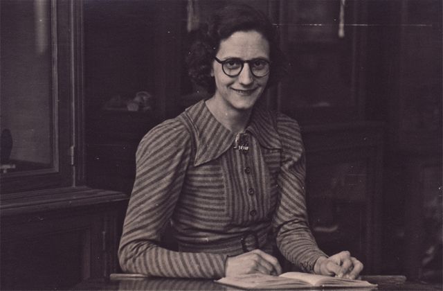 Elvira leest het geheime dagboek van haar man. 