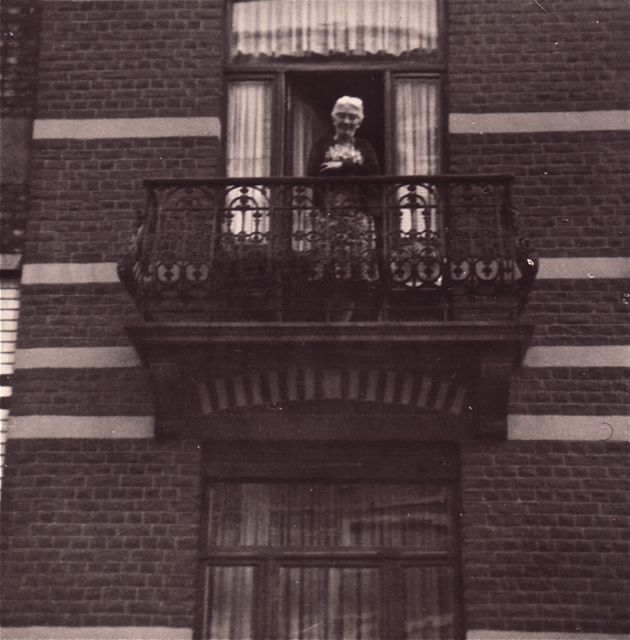 Omdat onze familie vrij groot was geworden, sprak oma ons met nieuwjaar altijd toe vanop het balkon.