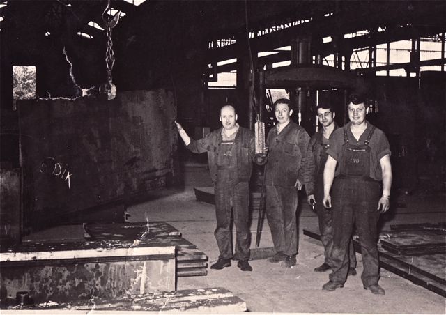 De groep 'Iron Made' met hun eerste plaat, '6 dik'.