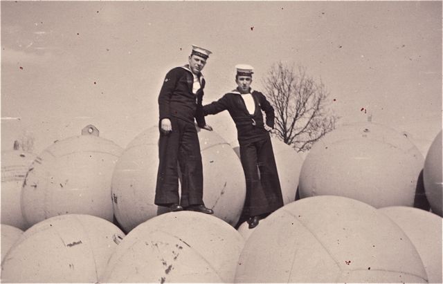 Op zee wisten de twee matrozen alles, maar op het land kenden ze er de ballen van.