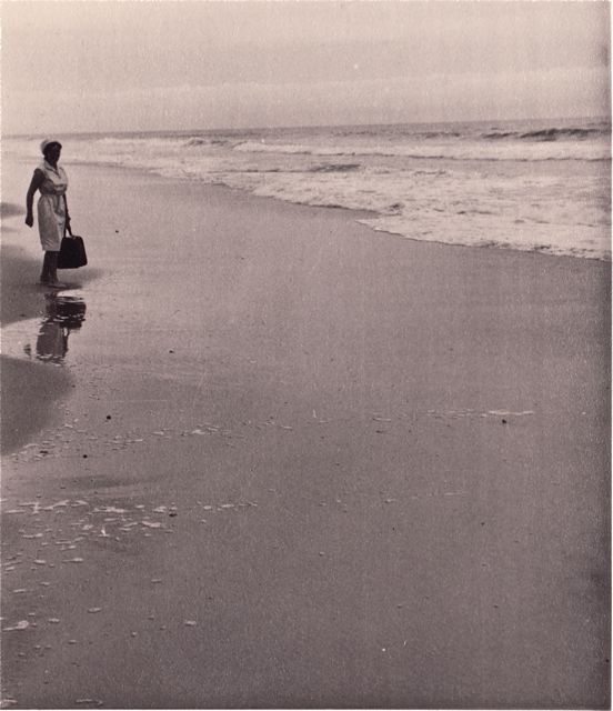 Mevrouw Vandewalle liep elke dag het strand af met haar kwallenbetenmedicijn. Zomer én winter!