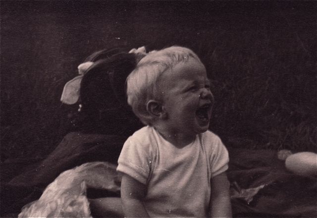 De kleine Ernest had een dove onthaalmoeder.