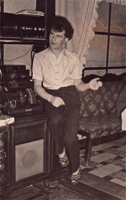 Lennie, de eerste transsexuele nagellak-allergische, luchtgitaarspelende DJ. Euh... ter wereld dus.