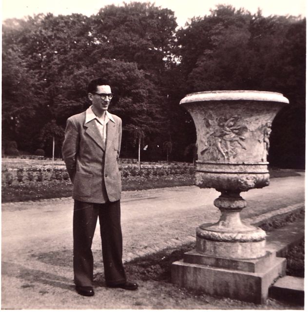 Thierry was klein behuisd dus liet hij zijn gewonnen beker maar buiten staan.