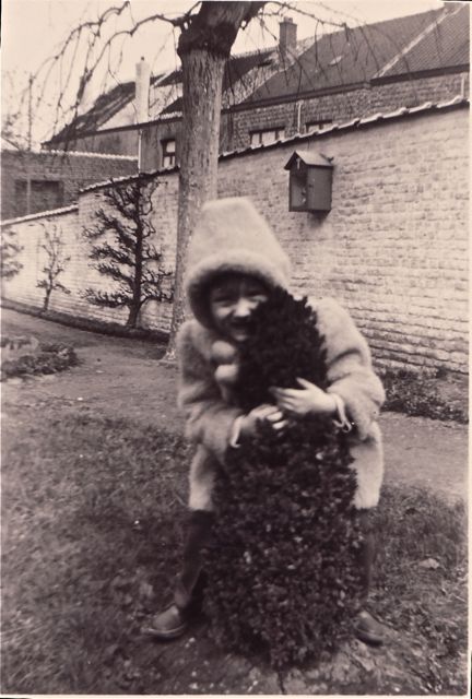 Onze kleine Elza beheerste al heel jong de kunst van het coniferenmasseren.