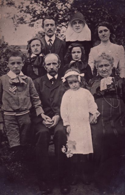 De familie Derbienste, die net had vernomen dat hun lot van de Koloniale Loterij één nummer scheelde met het winnend lot.