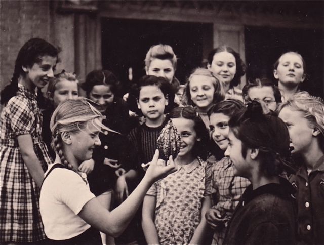 Evelyn had veel succes op school met haar stiekem van vakantie meegebrachte gilamonsterei. Tot het uitkwam natuurlijk!