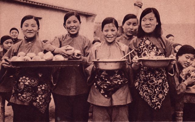 Het petanquespel zoals het al eeuwen geleden in China werd gespeeld. Meestal, zoals hier, met currysaus en garnituur.