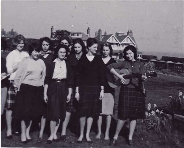 Josiane, derde van rechts, was met genoegen aan het bedenken wat ze later die dag zou kunnen doen met de combinatie schaar-guitaar.