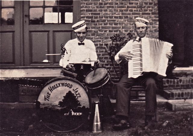 Gert was het grote succes van het duo want hij had zijn bovenlichaam laten ombouwen tot harmonica.
