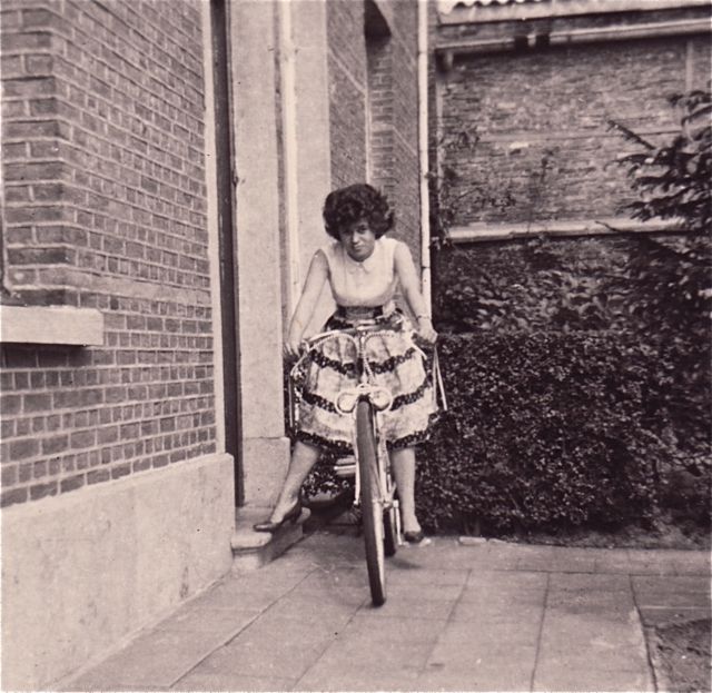 Het was een goed idee van Angèle om te gaan fietsen, voor de lijn! Maar de outfit was fout. Na de fietstocht had ze ongewild de minirok uitgevonden.