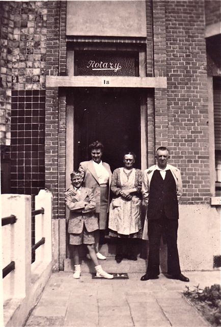 De familie Rotary voor haar woning. Lid van geen énkele club.