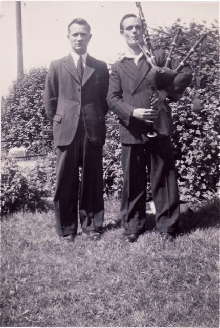 500 frank kreeg Raymond om naast zijn musicerende broer te poseren. Geld dat binnen de kortste keren bij zijn oorarts terecht kwam.