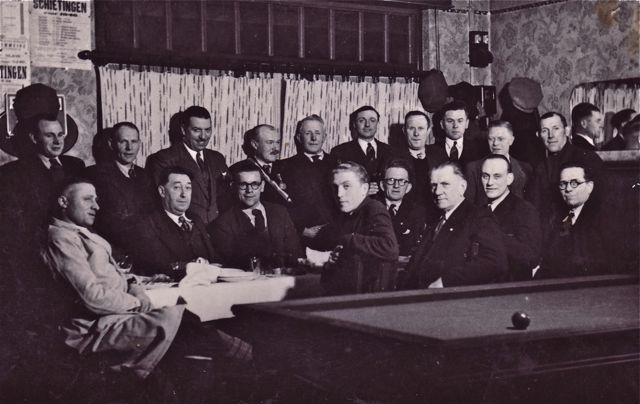 De biljartclub 'De rechte keu' had wel al voldoende leden maar te weinig ballen om van start te kunnen gaan.