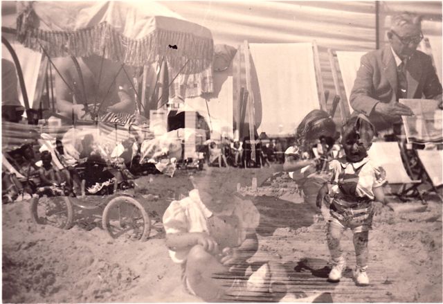 Het allereerste vakantiefilmpje ooit werd abusievelijk als foto afgedrukt. Reconstrueer zelf het verhaal van twee weken strand!