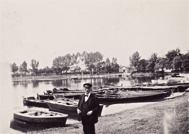 Oom Rik speelde graag oorlogsspelen als de ganse familie bijeen was. 