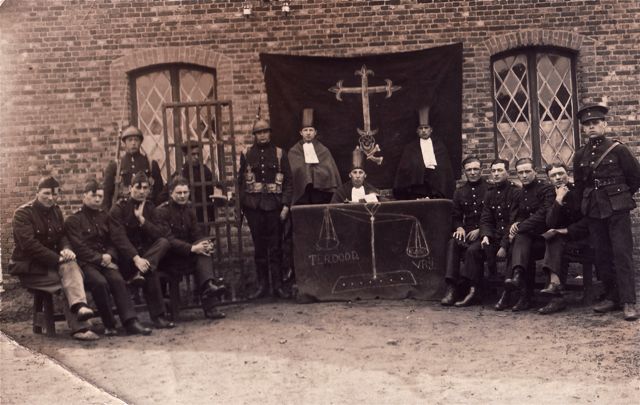 De rechtspraak in ons dorp zat eenvoudig in mekaar. En spaarde ons een gevangenis uit.