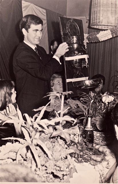Het kunstwerk 'wijzerplaten, oud ijzer getaped, omstaanders, mezelf en een champagnefles' haalde vlot de eerste prijs. Gedurfd, Flor!