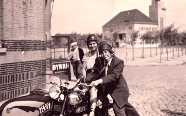 Jeanke en Henriette net terug van de eerste Parijs-Dakar.
