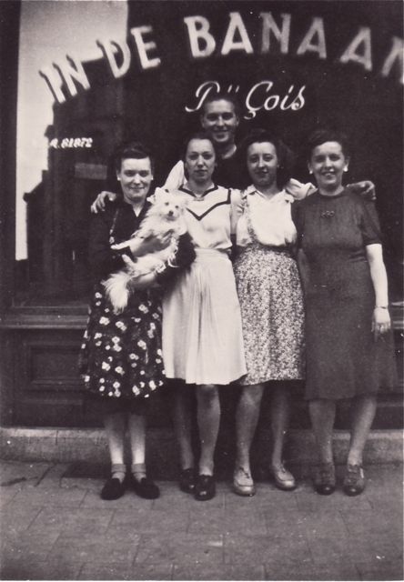 Om de vijf jaar veranderde onze nonkel de naam van zijn café. Deze trok blijkbaar veel vrouwen.