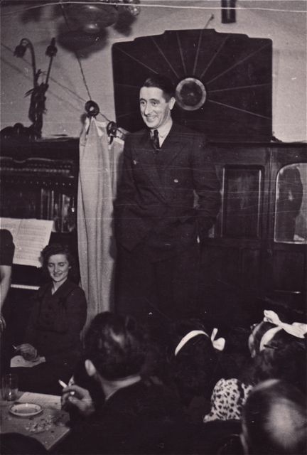 Nestor was zeer tevreden met zijn persiflage op de onhebbelijkheden van zijn kantoorchef tot hij ontdekte dat die ook in de zaal zat.