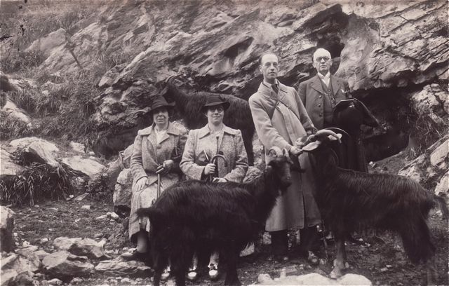 Er zijn nog veel woorden gevallen toen nonkel Henri de foto in het familie-album ondertitelde: 'Met twee geiten op een berg.'