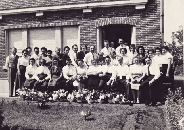 Alle leden van de familie Dreybbels die hadden meegewerkt aan de totstandkoming van hun namaak-tuinpaddestoel. Het is bij één exemplaar gebleven.