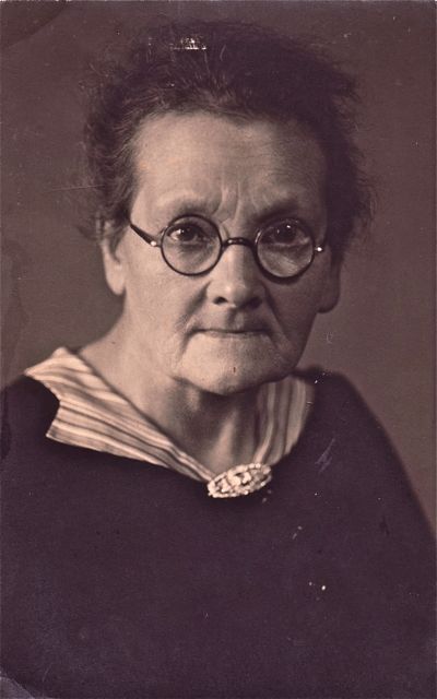Mevrouw V. die zich terecht bezorgd maakte over de toekomst van haarnetjes. Sterkte, mevrouw V.!