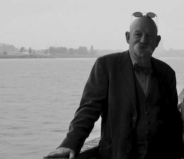 Toen Willy, de striptekenaar, deze man tegenkwam, kreeg hij een geweldig idee! Hij belde direct naar Wiske, zijn vrouw. 