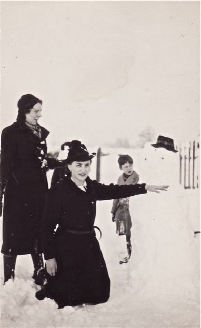 Jeanke wou de sneeuwman bewaren in de diepvries. Moeder toonde hoe dat in stukken wel kon. Jeanke was niet akkoord!