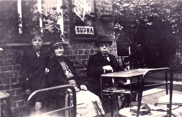 Het was natuurlijk leuk om als spookjes overal eens te gaan zitten, op café bijvoorbeeld. Maar je werd natuurlijk niet bediend!