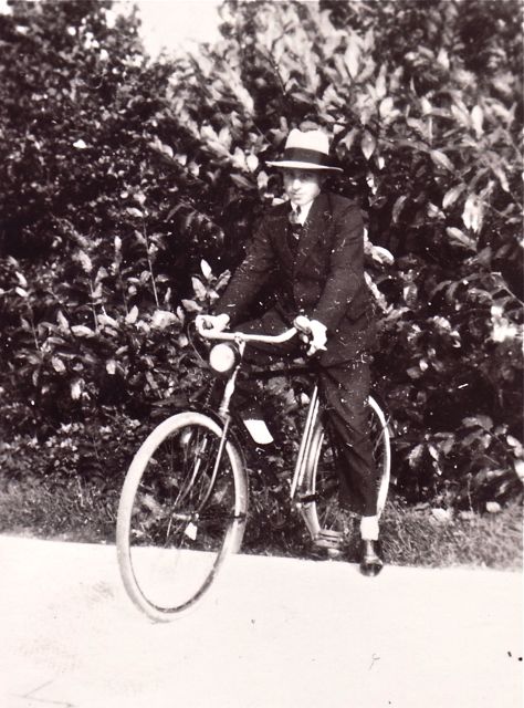 Jack op het punt om te bewijzen dat hij uit zijn eigen foto kon wegfietsen.