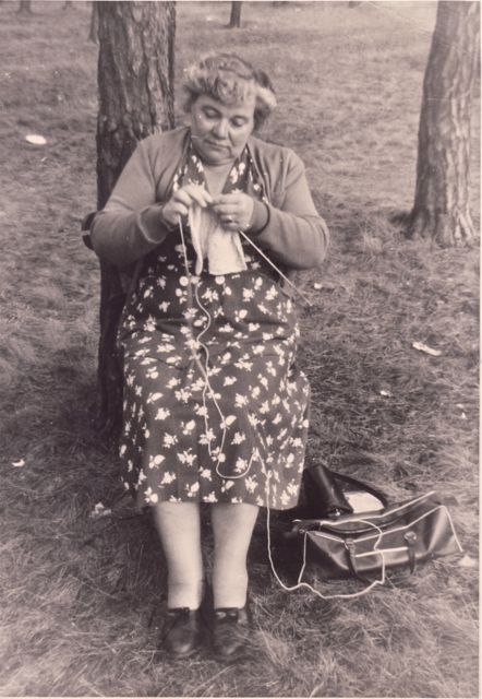 Buitenbreien was risicovol want als je een steek liet vallen was dat lastig zoeken in het gras. De kluts verliezen was nog erger.