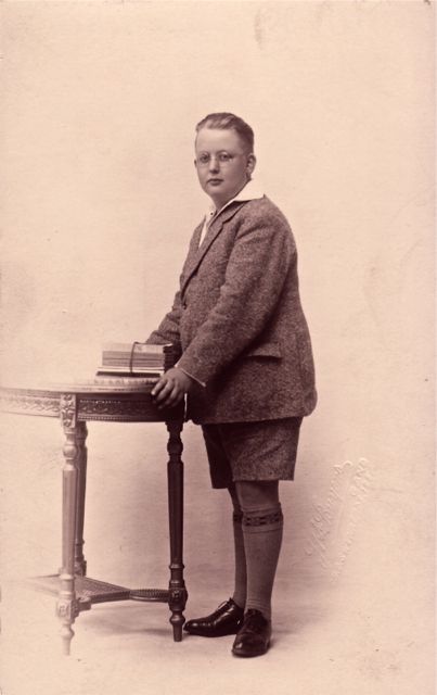 Dit is Theo die een boeiende scriptie had geschreven over de juiste omgang met vrouwen. Zijn scriptie had bijzonder veel succes. Zijn scriptie wel... 