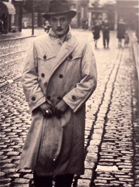 Alfred tijdens een praktijkoefening na zijn eerste les 'smokkelen voor beginners'. Iets minder opvallen, Alfred, maar je komt er wel!