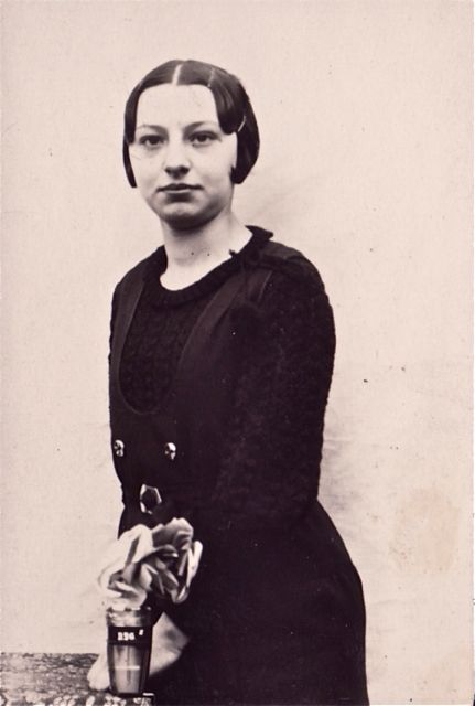 Voor Marie-Jeanne was de uitvinding van de synthetische pruik het summum. Kapperskosten nul, enkel af en toe reinigen in een lauw sopje. 