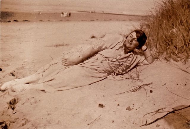Mevrouw Varenne hield van het één zijn met de natuur. Hier gaat ze op drijfzand liggen. Goeie zet, mevrouw Varenne!