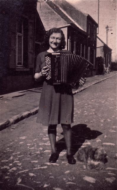 En zo kon Georgette haar droom realiseren om in Parijs te gaan wonen. We kregen later veel kaartjes, altijd vanuit de wijk Pigalle.