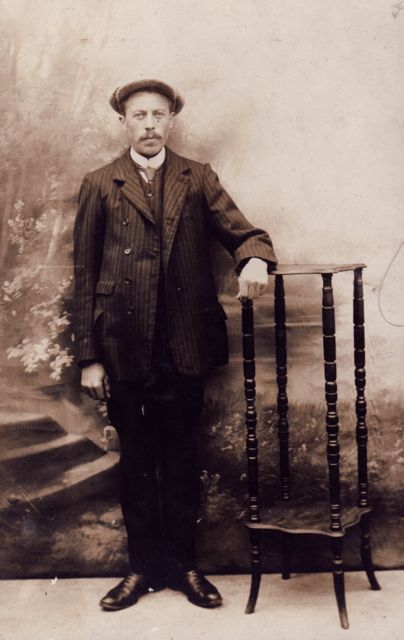 Mijnheer Dubois verwachtte dat encyclopedieën in de toekomst minder delen zouden bevatten maar flink groter zouden zijn. Hij was voorbereid.