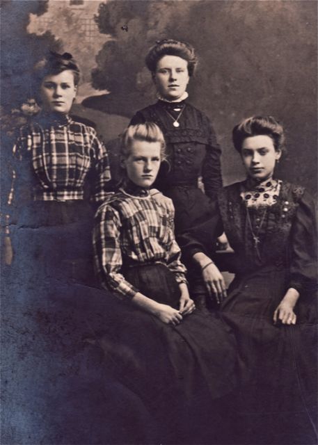 Van de beroemde 'viermaagdenclubfoto' is geweten dat er ééntje gelogen heeft. Maar wie?