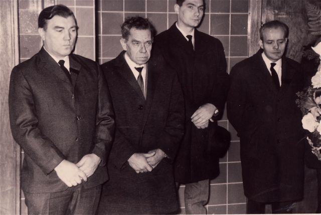 'Koude ogen' Tony, Benito 'De neus', 'Lippen' Francesco en 'Het voorhoofd' Carlo tonen het gelaat van de maffia op de begrafenis van Willy 'De torso'.