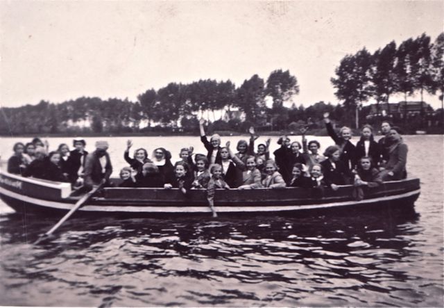 Om de meisjes voor te bereiden op later mochten ze van zuster Irinhilde al eens even in het huwelijksbootje stappen. 