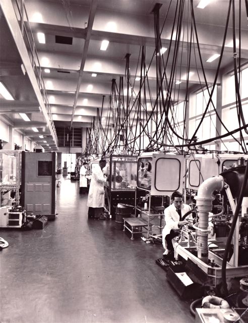 Jan (rechts vooraan) was verantwoordelijk voor de draden in de fabriek. Ook al wist hij van geen kanten wat er gefabriceerd werd.