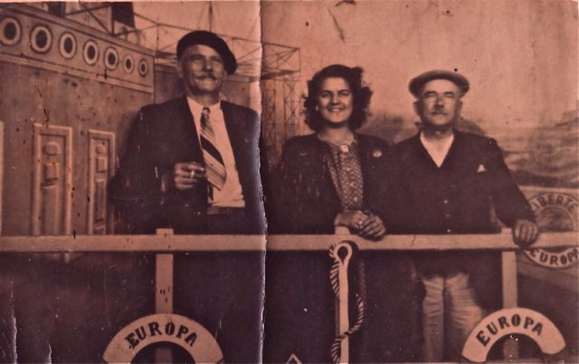 Het trio dat aan de basis lag van toetreding van Griekenland tot Europa heeft een nieuwe identiteit gekregen. Adres onbekend.