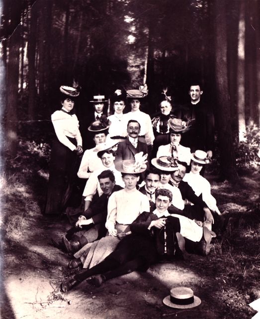 Onze familie in volgorde van rijkdom. Theophiel, helemaal vooraan, zat niet ààn de grond, maar er zelfs onder.
