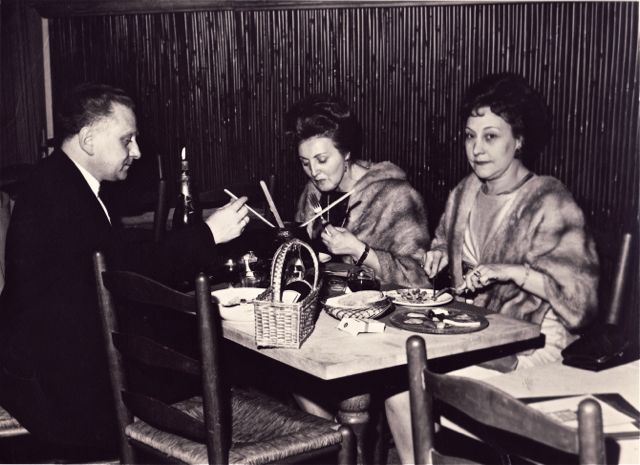 Als die man daar aan de andere tafel nog één keer zo intens naar haar zou zitten staren ging ze een fonduevork nemen en met een welgemikte worp...