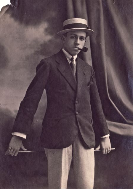 Steven in zijn eerste jaar 'Een-echte-dandy-worden'. Gebuisd op pijproken.