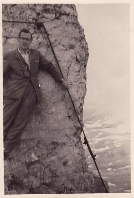 En door de kabel vast te houden magnetiseerde August zich tegen de rotswand.